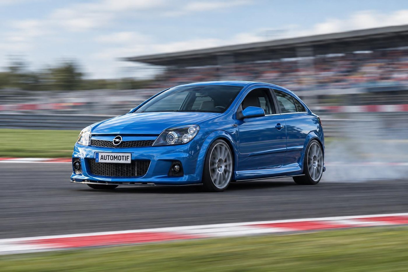 Opel Astra OPC im Stil Rennstrecke
