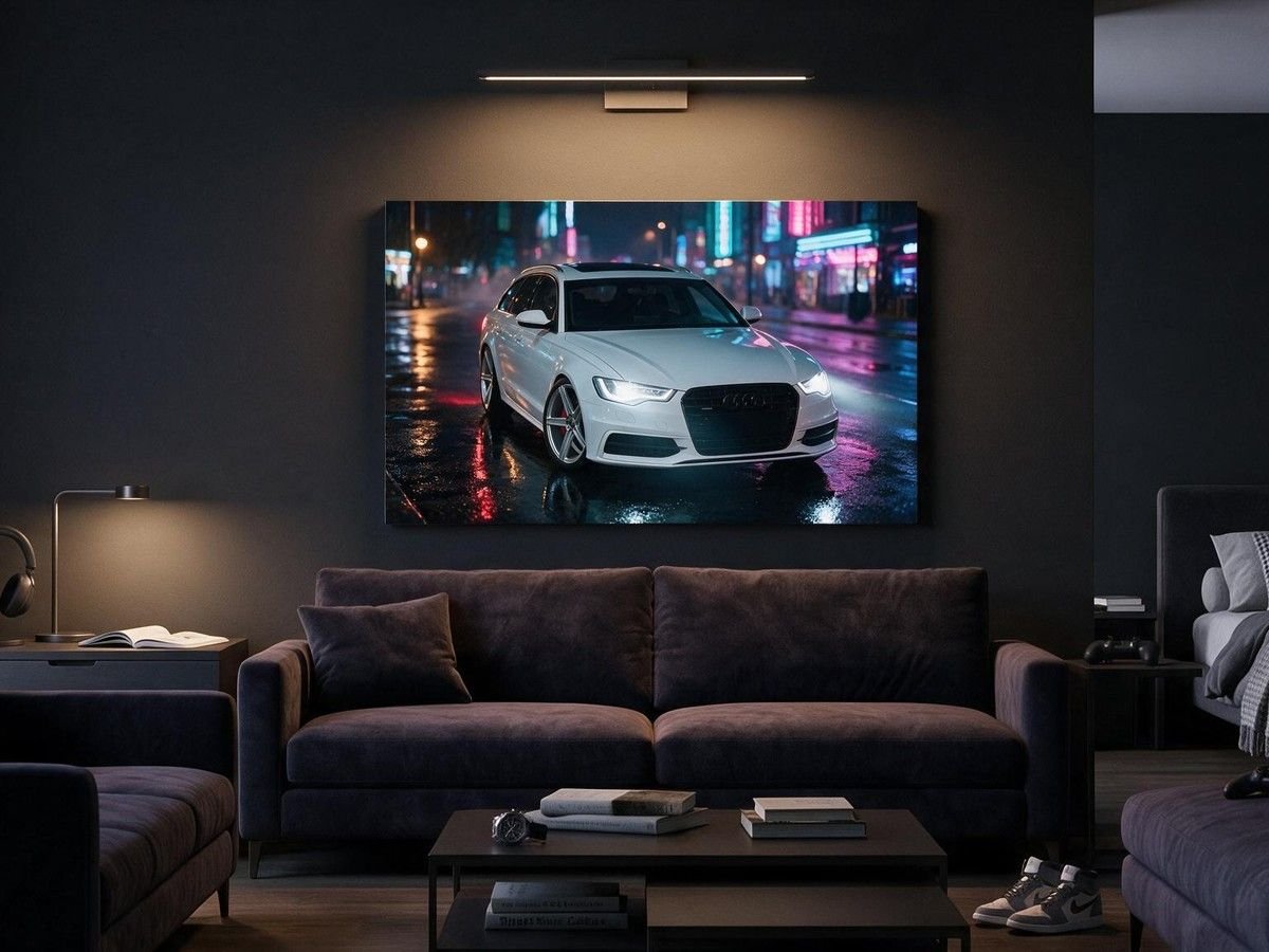 Große Leinwand mit Auto-Motiv über einem Sofa