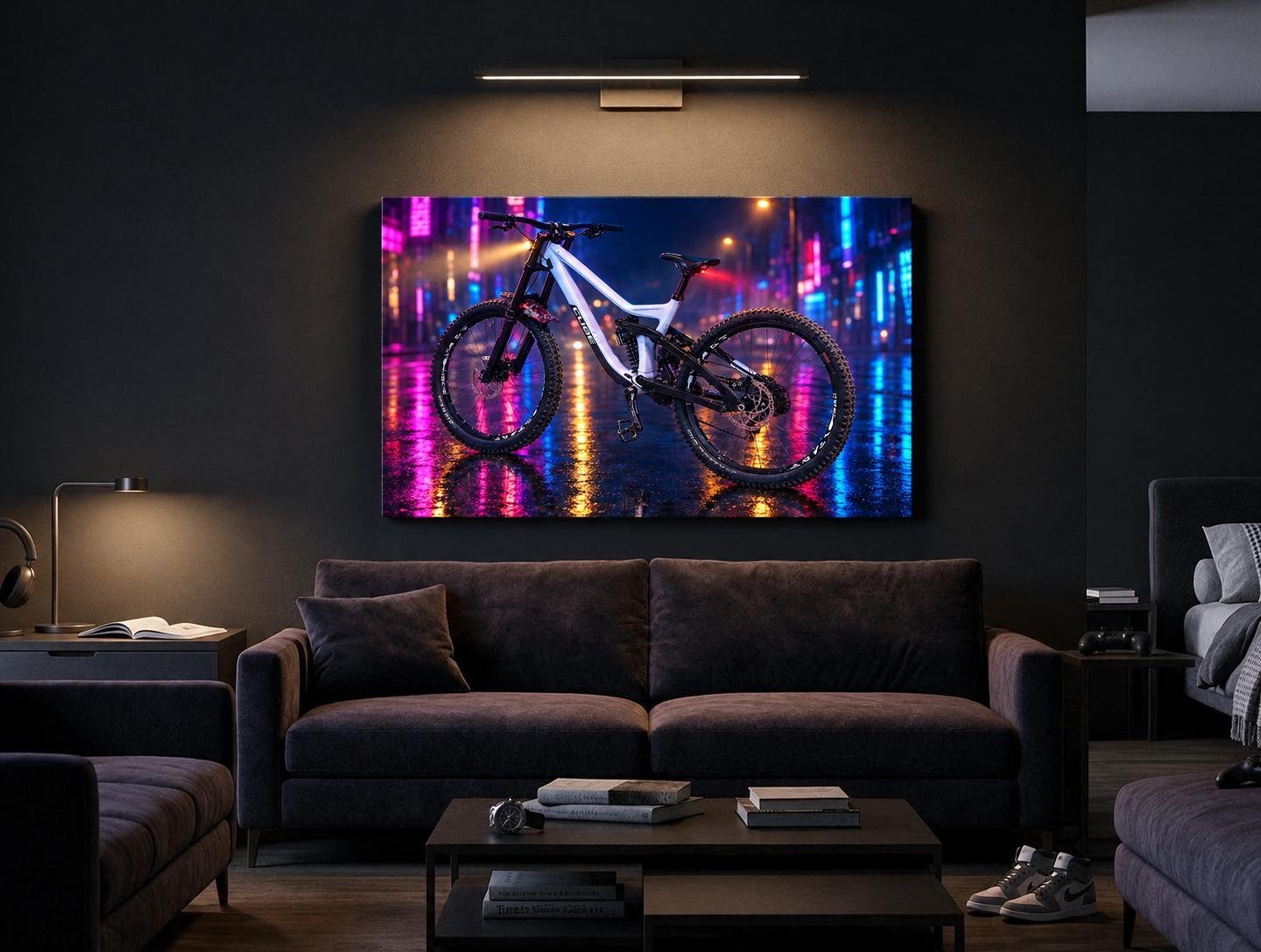 Große Leinwand mit Bike-Motiv über einem Sofa